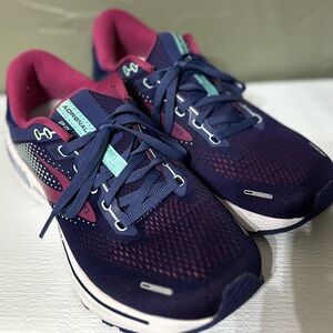 Brooks Adrenaline GTS 22
women's shoes size 10.5